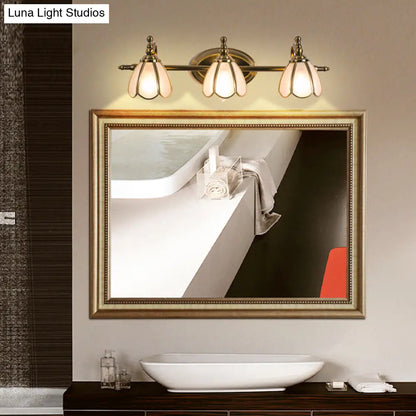 مصباح حائط برونزي أنيق من الزجاج الأبيض بتصميم صدفي لطاولة الحمام