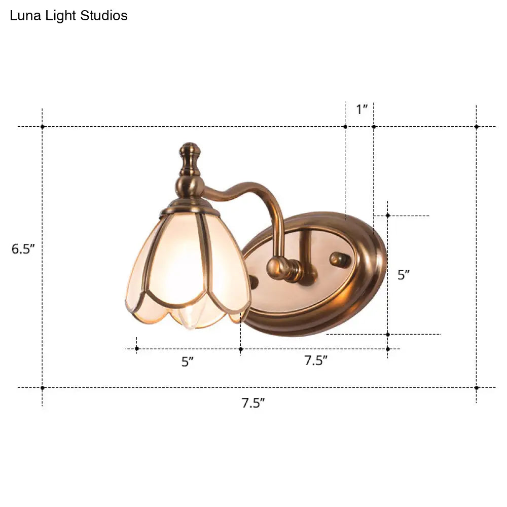 مصباح حائط برونزي أنيق من الزجاج الأبيض بتصميم صدفي لطاولة الحمام