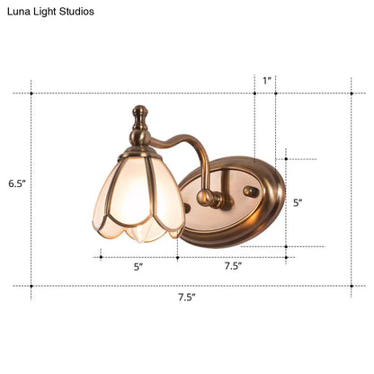 مصباح حائط برونزي أنيق من الزجاج الأبيض بتصميم صدفي لطاولة الحمام