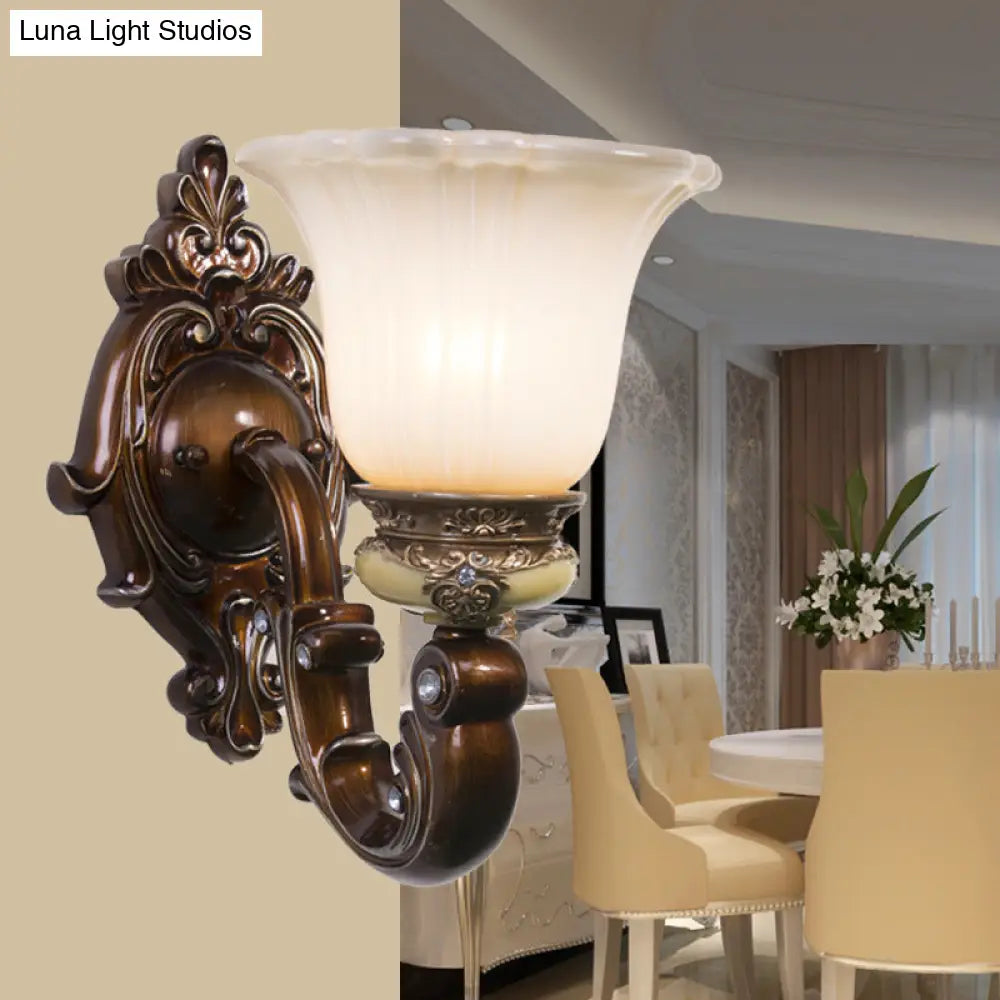 مصباح حائطي بني عتيق بإضاءة واحدة على شكل جرس مع زجاج كريمي مزخرف