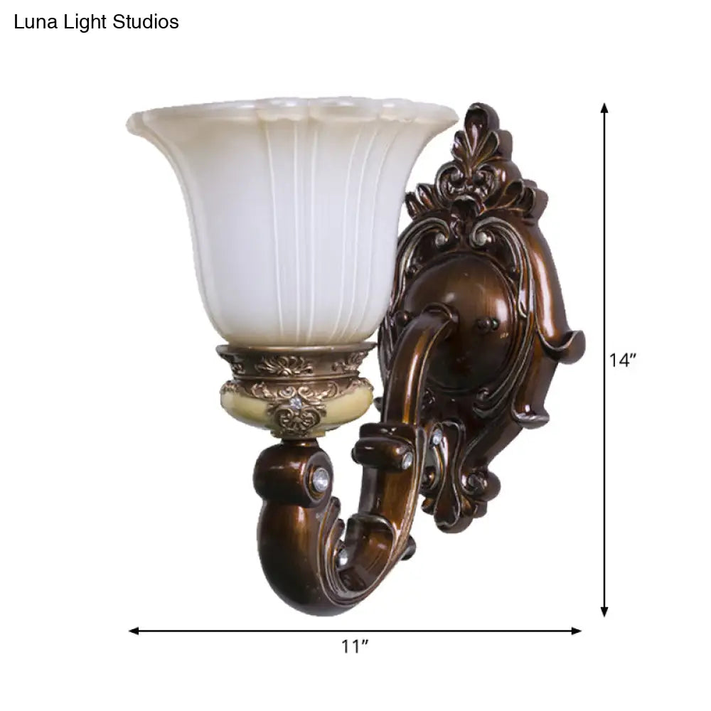 مصباح حائطي بني عتيق بإضاءة واحدة على شكل جرس مع زجاج كريمي مزخرف