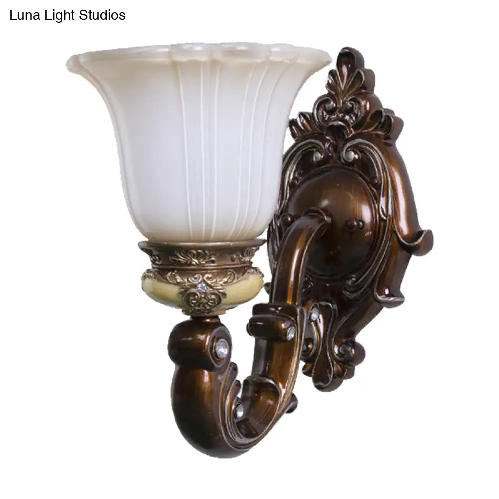 مصباح حائطي بني عتيق بإضاءة واحدة على شكل جرس مع زجاج كريمي مزخرف