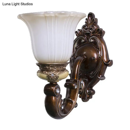 مصباح حائطي بني عتيق بإضاءة واحدة على شكل جرس مع زجاج كريمي مزخرف