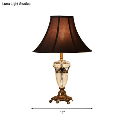 مصباح طاولة بجانب السرير من الكريستال البني مع غطاء مخروطي من القماش - مصباح طاولة برأس واحد لأجواء ريفية
