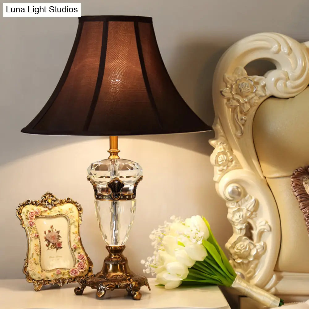 مصباح طاولة بجانب السرير من الكريستال البني مع غطاء مخروطي من القماش - مصباح طاولة برأس واحد لأجواء ريفية