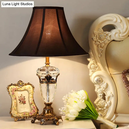 مصباح طاولة بجانب السرير من الكريستال البني مع غطاء مخروطي من القماش - مصباح طاولة برأس واحد لأجواء ريفية
