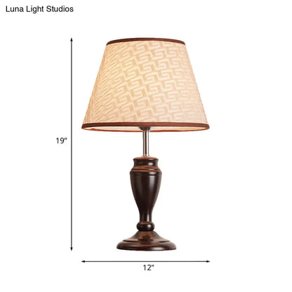 مصباح طاولة بني بغطاء قماشي مدبب ونمط زهري/مقصوص/هندسي - إضاءة ريفية لطاولات السرير