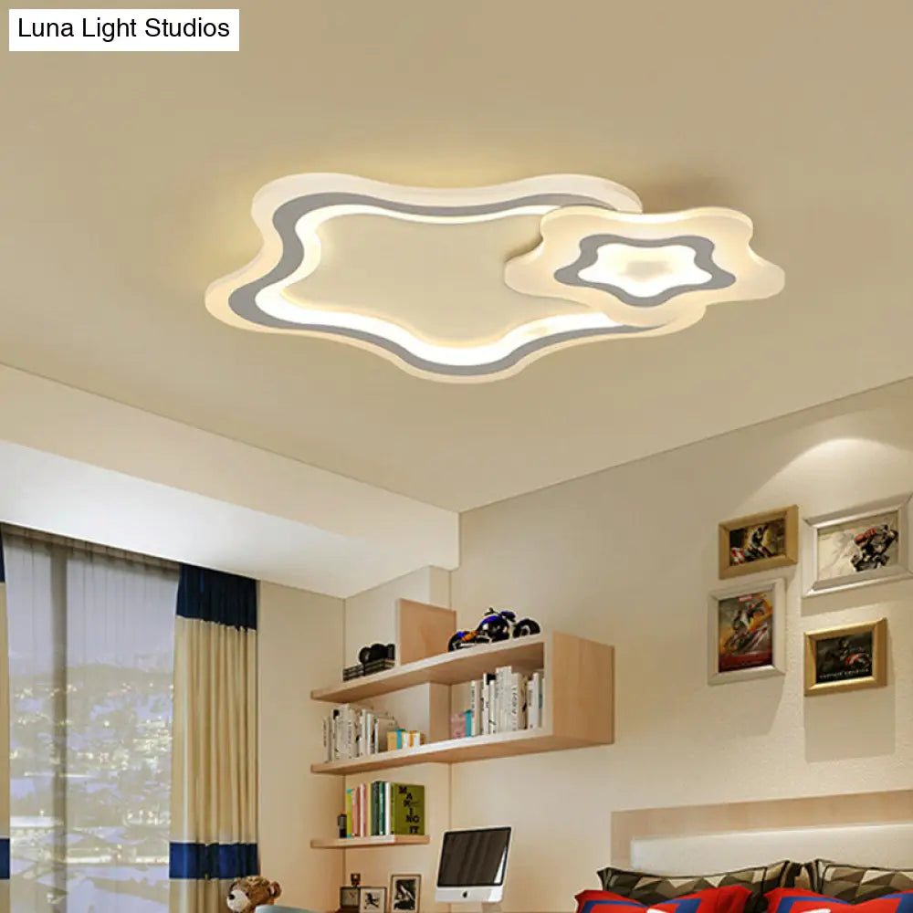 Lámpara de techo LED infantil DecorBites™ con diseño de estrella, nube y corazón, luz blanca cálida.