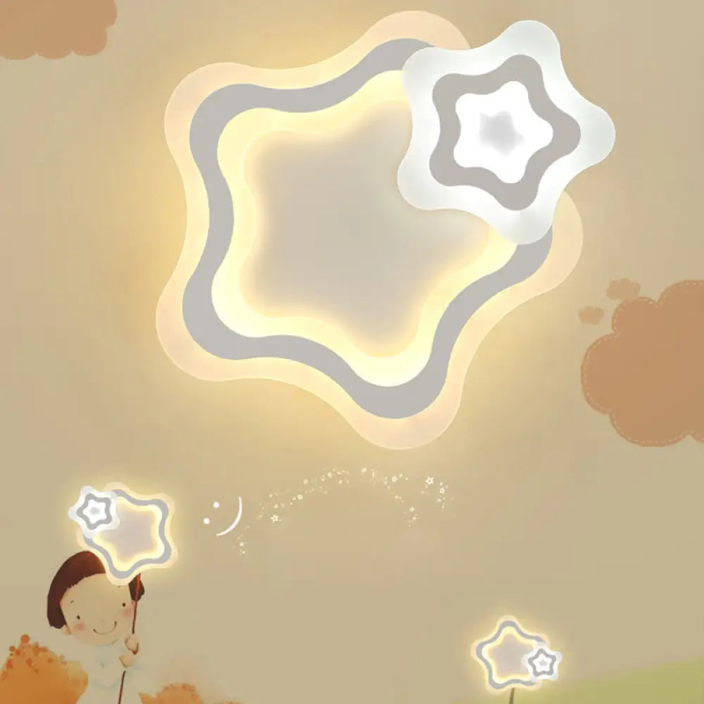 Lámpara de techo LED infantil DecorBites™ con diseño de estrella, nube y corazón, luz blanca cálida.