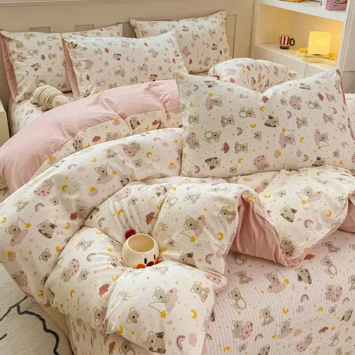 Pastel pink and white cartoon cat floral duvet set made of soft cotton fabric for bedroom bedding use