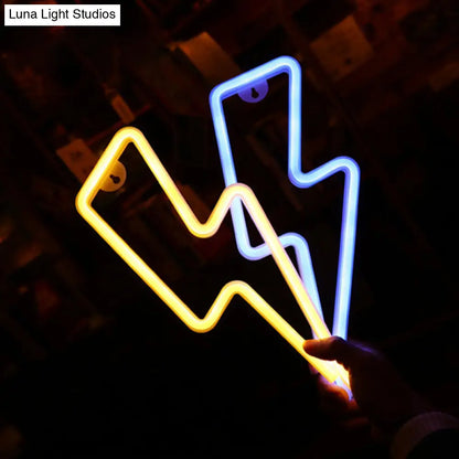 Lámpara de noche LED con forma de rayo de dibujos animados para dormitorio infantil, de plástico blanco.