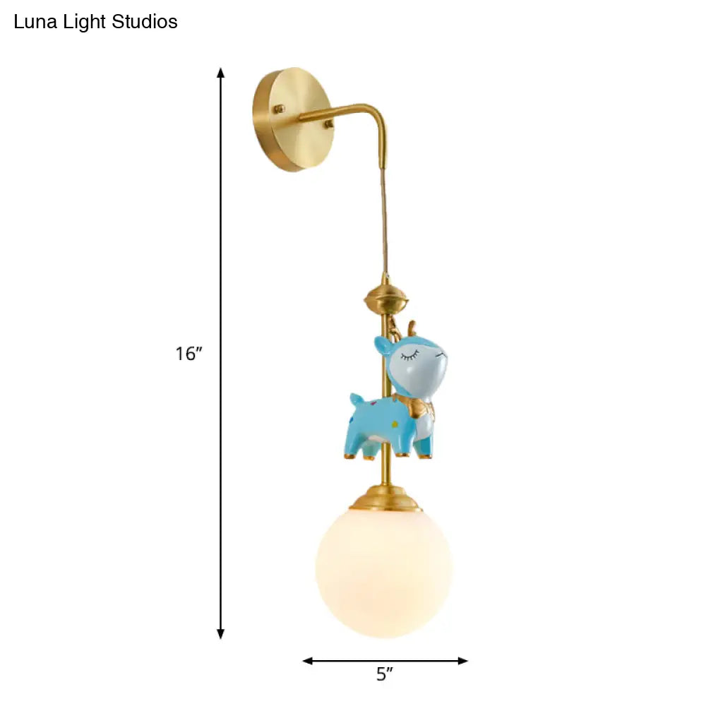 Aplique de pared de cristal opalino con diseño de dibujos animados: Lámpara de pared dorada con decoración de ciervo azul