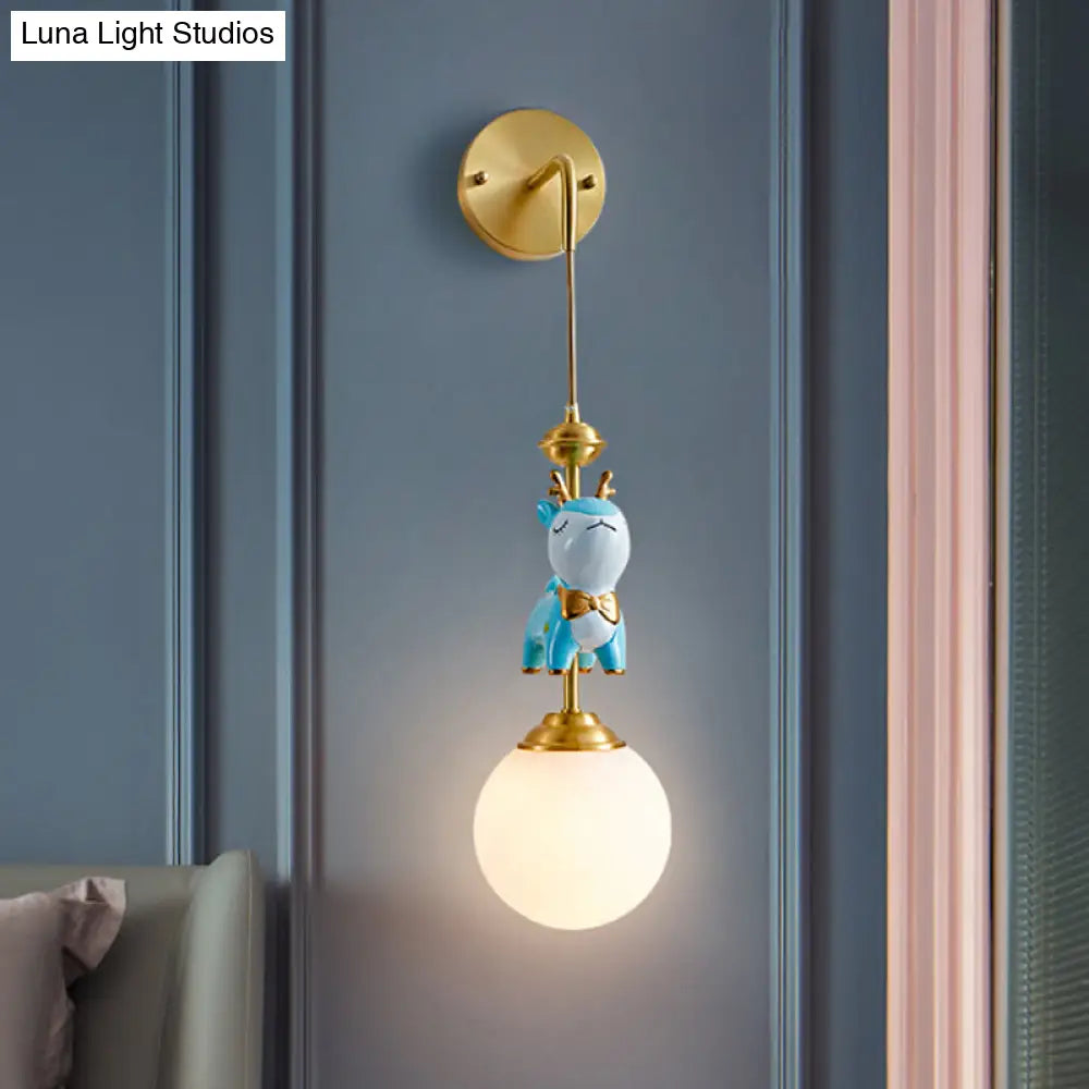 Aplique de pared de cristal opalino con diseño de dibujos animados: Lámpara de pared dorada con decoración de ciervo azul