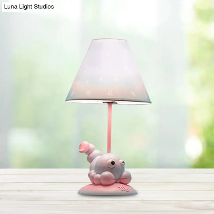 مصباح طاولة ليلية على شكل كوكبة وردية كرتونية - مصباح راتنجي مع غطاء قماشي مخروطي