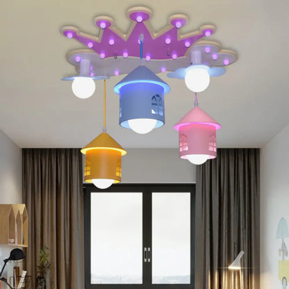 Lámpara de techo empotrada DecorBites™ con diseño de corona rosa de dibujos animados y pantalla de hierro con forma de casa - Lámpara de madera semiempotrada, 5 luces