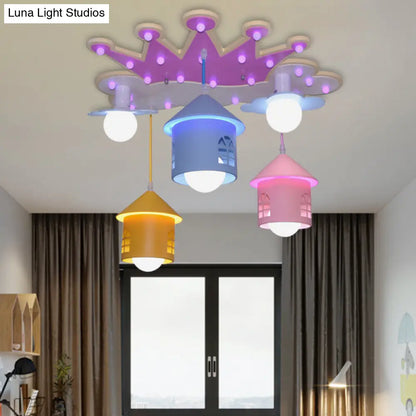 Lámpara de techo empotrada DecorBites™ con diseño de corona rosa de dibujos animados y pantalla de hierro con forma de casa - Lámpara de madera semiempotrada, 5 luces
