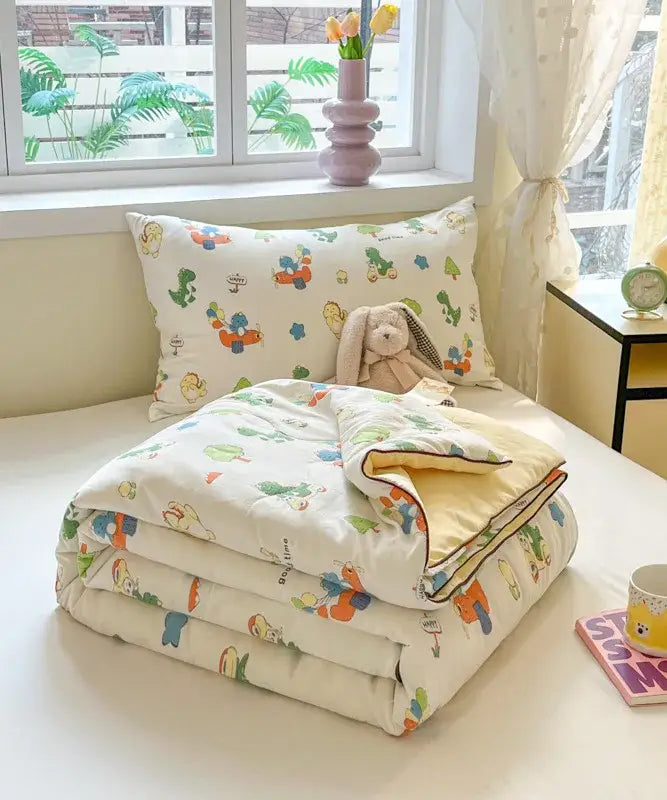 White quilt cooling blanket with colorful decorbites cartoon printed animals and soft yellow inner lining for summer use