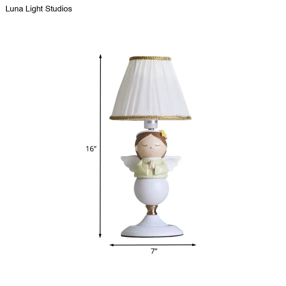 مصباح طاولة ليلية على شكل ملاك من الراتينج الكرتوني مع لمبة واحدة وغطاء قماشي أبيض على شكل دلو