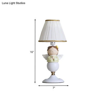 مصباح طاولة ليلية على شكل ملاك من الراتينج الكرتوني مع لمبة واحدة وغطاء قماشي أبيض على شكل دلو