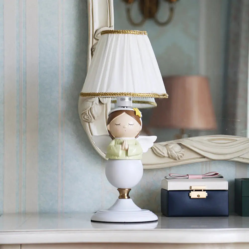 مصباح طاولة ليلية على شكل ملاك من الراتينج الكرتوني مع لمبة واحدة وغطاء قماشي أبيض على شكل دلو