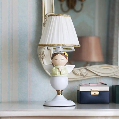 مصباح طاولة ليلية على شكل ملاك من الراتينج الكرتوني مع لمبة واحدة وغطاء قماشي أبيض على شكل دلو