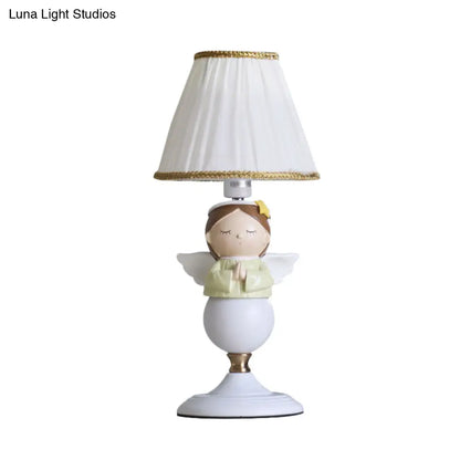 مصباح طاولة ليلية على شكل ملاك من الراتينج الكرتوني مع لمبة واحدة وغطاء قماشي أبيض على شكل دلو