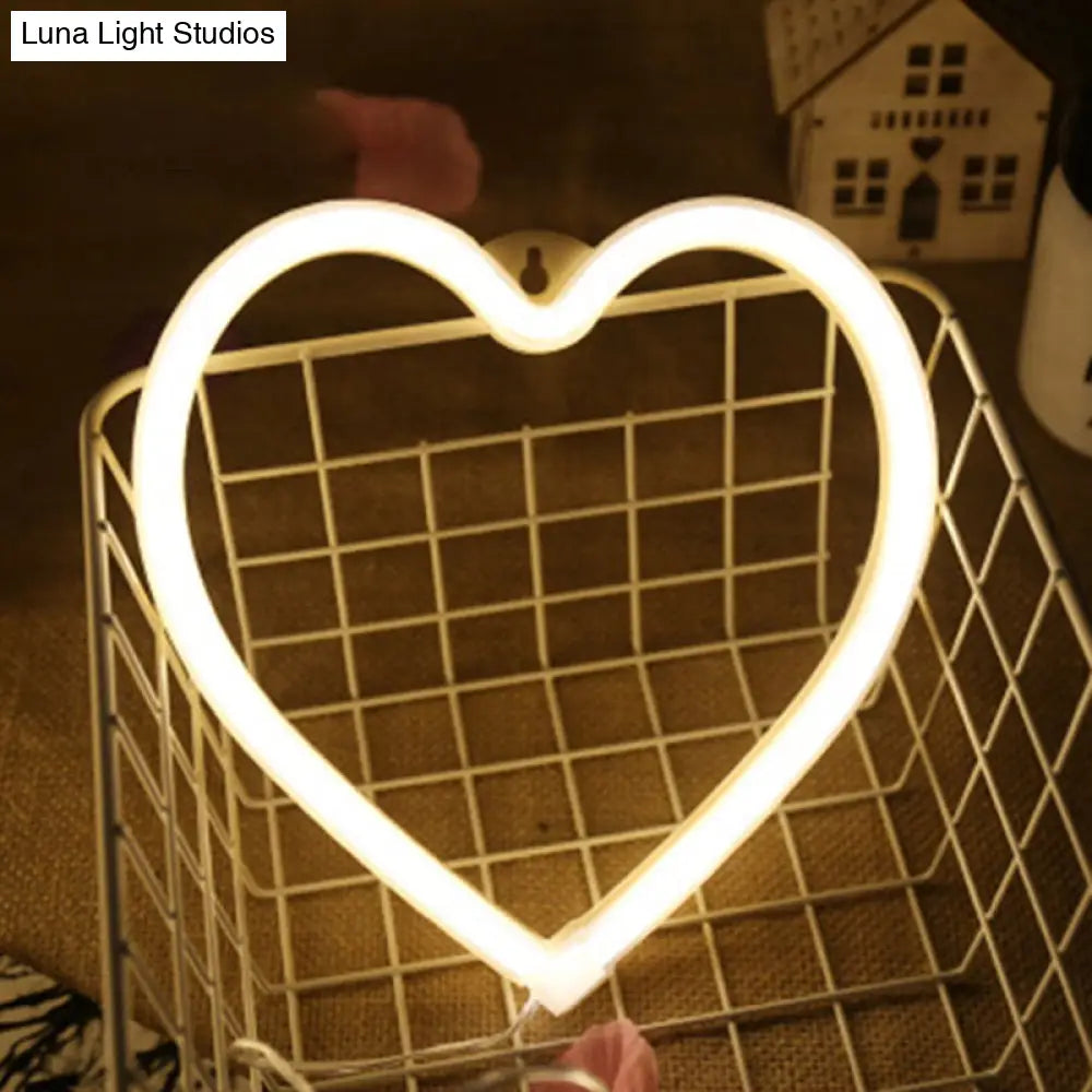 مصباح ليلي LED على شكل قلب بتصميم كرتوني - إضاءة طاولة بجانب السرير باللون الأبيض مع سلك توصيل USB