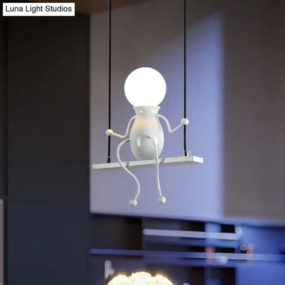 Lámpara de araña metálica con diseño de niño columpio de dibujos animados - 1/2 cabezales, acabado blanco y negro - Lámpara colgante para dormitorio