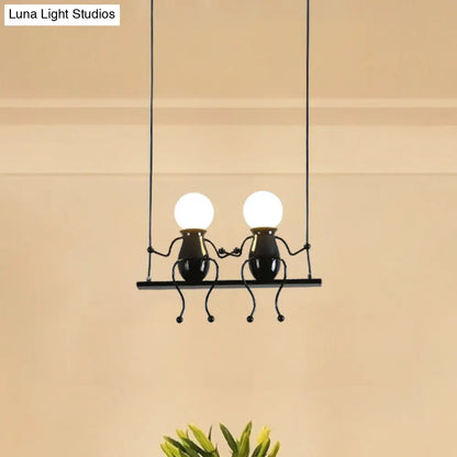 Lámpara de araña metálica con diseño de niño columpio de dibujos animados - 1/2 cabezales, acabado blanco y negro - Lámpara colgante para dormitorio