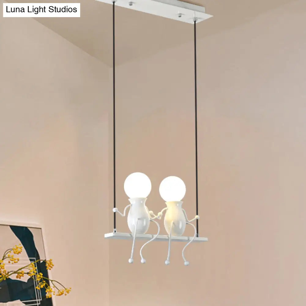 Lámpara de araña metálica con diseño de niño columpio de dibujos animados - 1/2 cabezales, acabado blanco y negro - Lámpara colgante para dormitorio