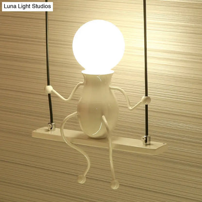 Lámpara de araña metálica con diseño de niño columpio de dibujos animados - 1/2 cabezales, acabado blanco y negro - Lámpara colgante para dormitorio