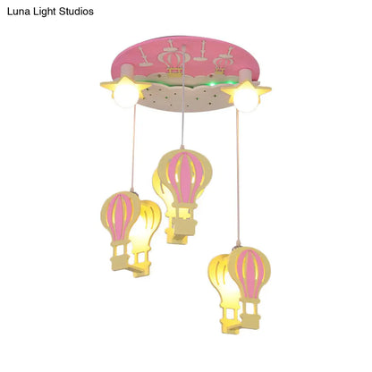 Lámpara de techo semiempotrada DecorBites™ con forma de globo aerostático de madera de dibujos animados y 5 bombillas para habitación infantil