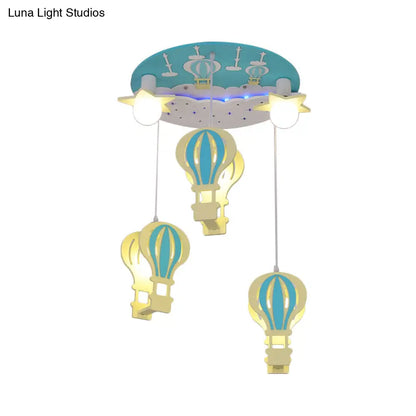 Lámpara de techo semiempotrada DecorBites™ con forma de globo aerostático de madera de dibujos animados y 5 bombillas para habitación infantil