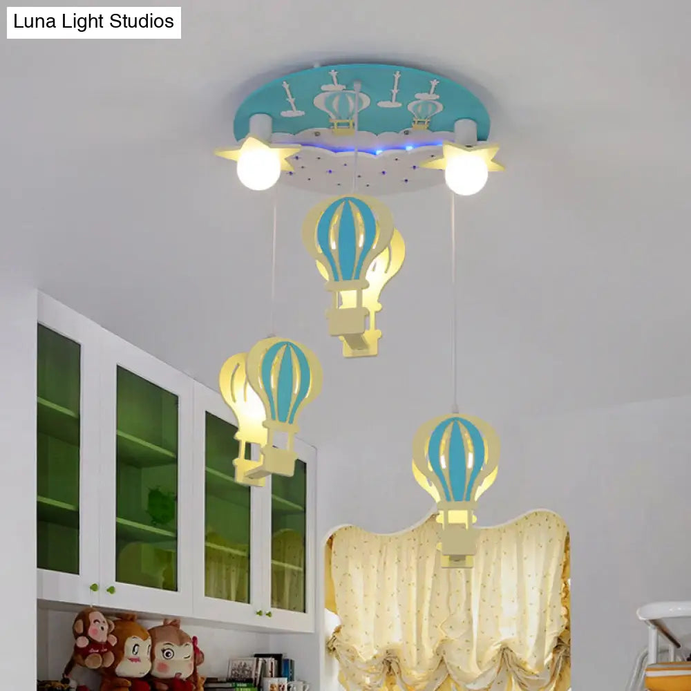 Lámpara de techo semiempotrada DecorBites™ con forma de globo aerostático de madera de dibujos animados y 5 bombillas para habitación infantil