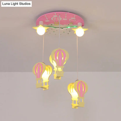 Lámpara de techo semiempotrada DecorBites™ con forma de globo aerostático de madera de dibujos animados y 5 bombillas para habitación infantil