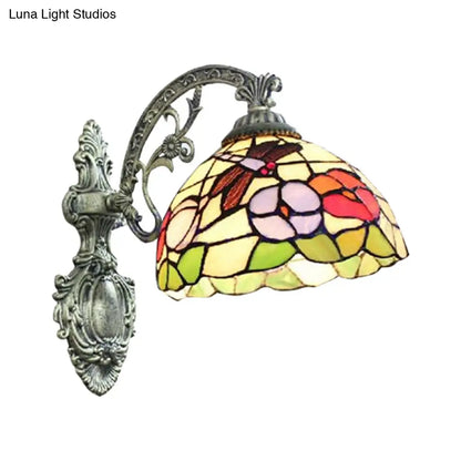 شمعدان تيفاني ريفي بقاعدة منحوتة مع زجاج ملون على شكل بتلات لإضاءة جدار المطعم