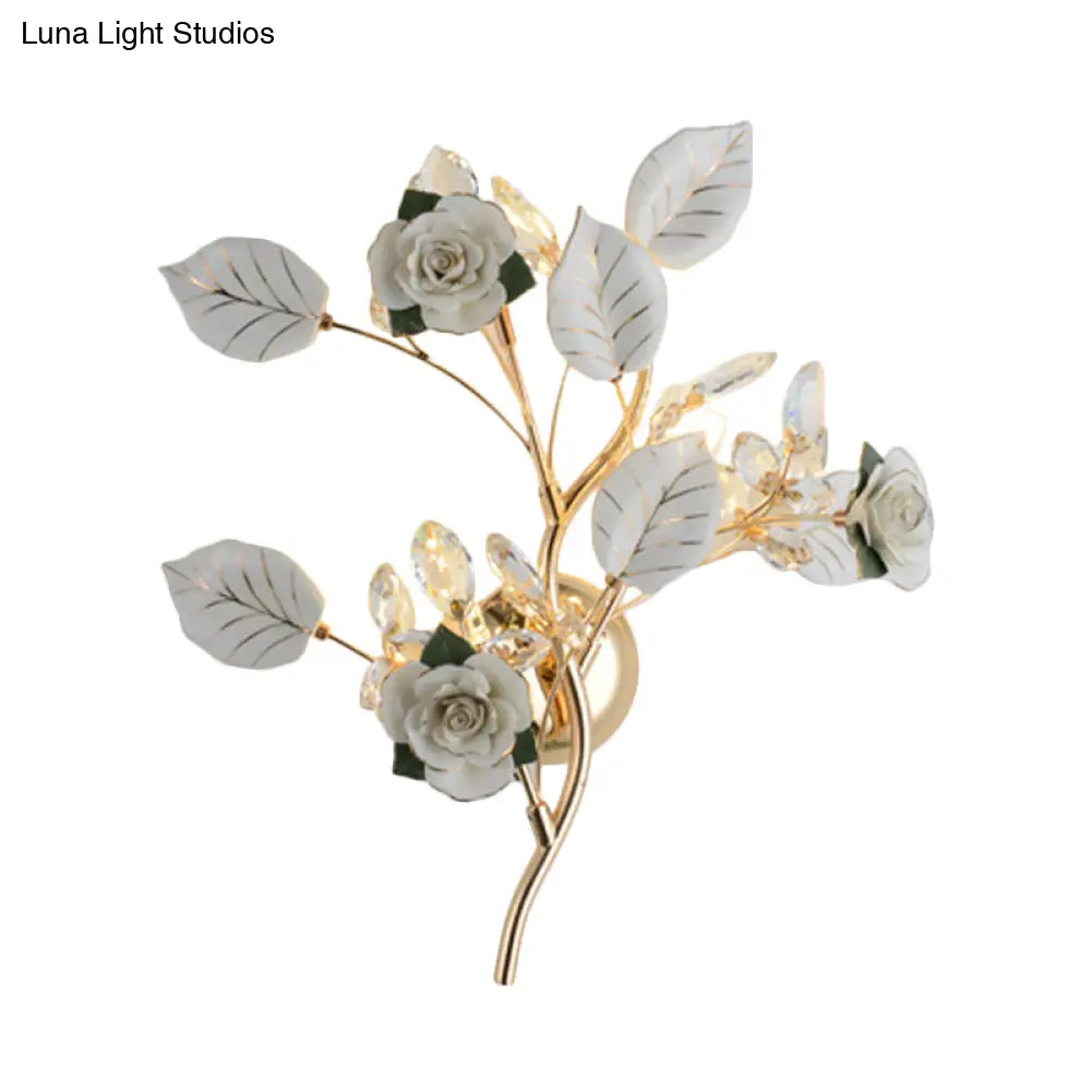 Lámpara de pared DecorBites™ con forma de rama de cerámica y cristal, con 3 bombillas y diseño de rosa y hojas en blanco y negro, ideal para iluminación de dormitorio.