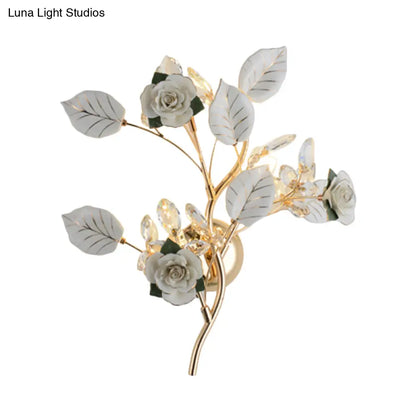 Lámpara de pared DecorBites™ con forma de rama de cerámica y cristal, con 3 bombillas y diseño de rosa y hojas en blanco y negro, ideal para iluminación de dormitorio.