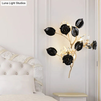 Lámpara de pared DecorBites™ con forma de rama de cerámica y cristal, con 3 bombillas y diseño de rosa y hojas en blanco y negro, ideal para iluminación de dormitorio.