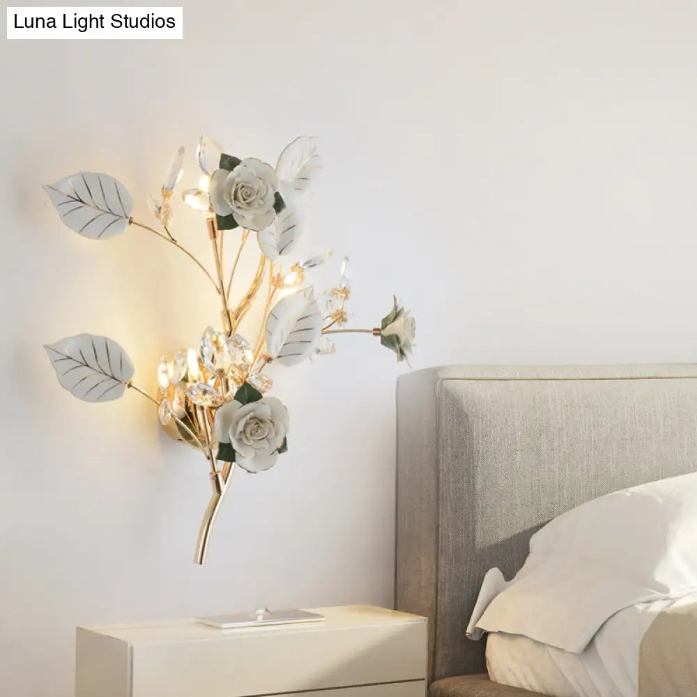 Lámpara de pared DecorBites™ con forma de rama de cerámica y cristal, con 3 bombillas y diseño de rosa y hojas en blanco y negro, ideal para iluminación de dormitorio.