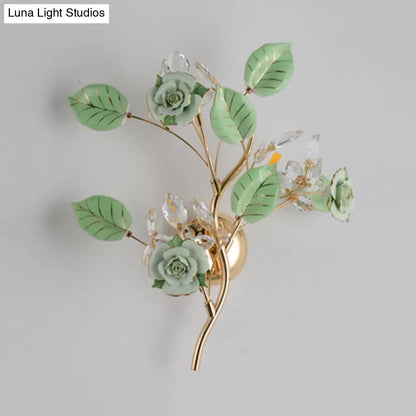 Lámpara de pared DecorBites™ con forma de rama de cerámica y cristal, con 3 bombillas y diseño de rosa y hojas en blanco y negro, ideal para iluminación de dormitorio.