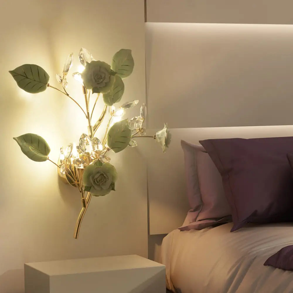 Lámpara de pared DecorBites™ con forma de rama de cerámica y cristal, con 3 bombillas y diseño de rosa y hojas en blanco y negro, ideal para iluminación de dormitorio.