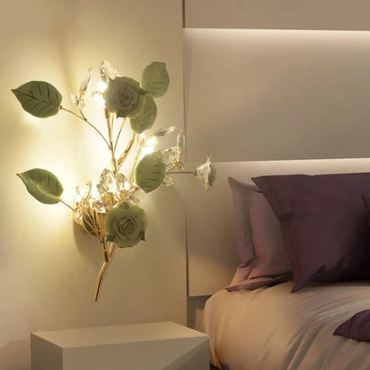 Lámpara de pared DecorBites™ con forma de rama de cerámica y cristal, con 3 bombillas y diseño de rosa y hojas en blanco y negro, ideal para iluminación de dormitorio.
