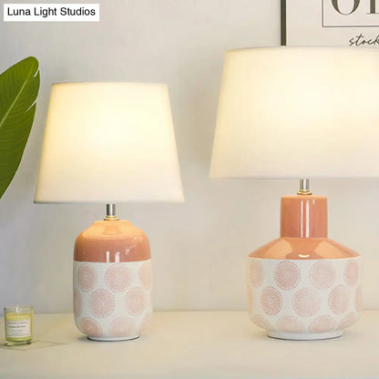 Lámpara de mesa cónica de cerámica - Diseño minimalista en acabado blanco/rosa con pantalla de tela - Luz nocturna ideal para la sala de estar