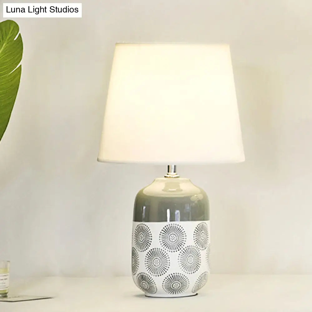 Lámpara de mesa cónica de cerámica - Diseño minimalista en acabado blanco/rosa con pantalla de tela - Luz nocturna ideal para la sala de estar