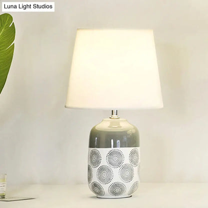 Lámpara de mesa cónica de cerámica - Diseño minimalista en acabado blanco/rosa con pantalla de tela - Luz nocturna ideal para la sala de estar