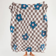 Cozy decorbites knitted blanket throws 130x160cm with beige and white checkered pattern and blue flower accents