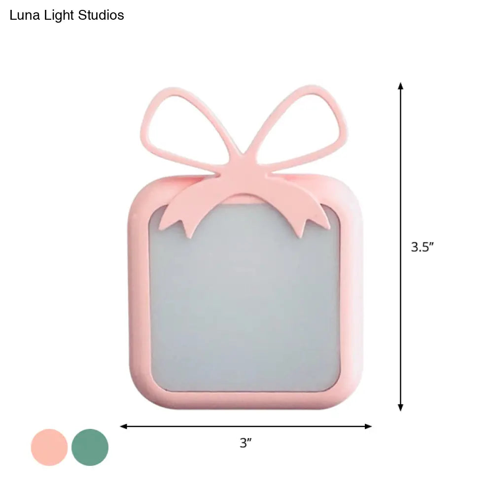 Luz nocturna infantil con sensor de luz - Lámpara de pared LED azul/rosa con forma de regalo para dormitorio