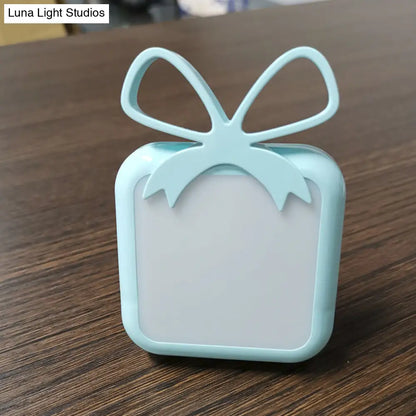 Luz nocturna infantil con sensor de luz - Lámpara de pared LED azul/rosa con forma de regalo para dormitorio