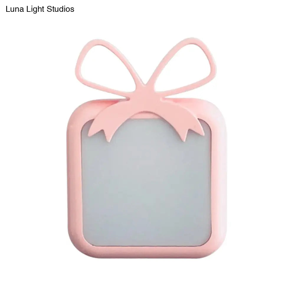 Luz nocturna infantil con sensor de luz - Lámpara de pared LED azul/rosa con forma de regalo para dormitorio